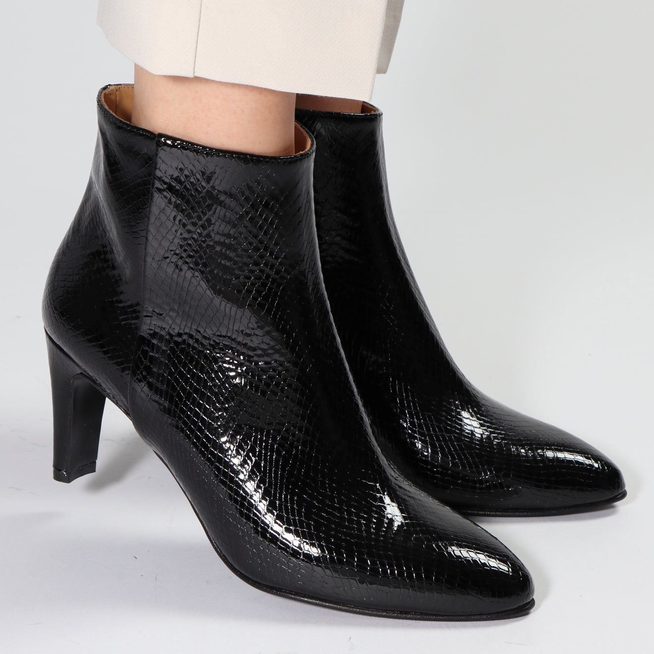 Sara Python Black