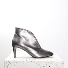 Load image into Gallery viewer, Aya Metal Silver - last pair 36 - Emma Go Shoes
